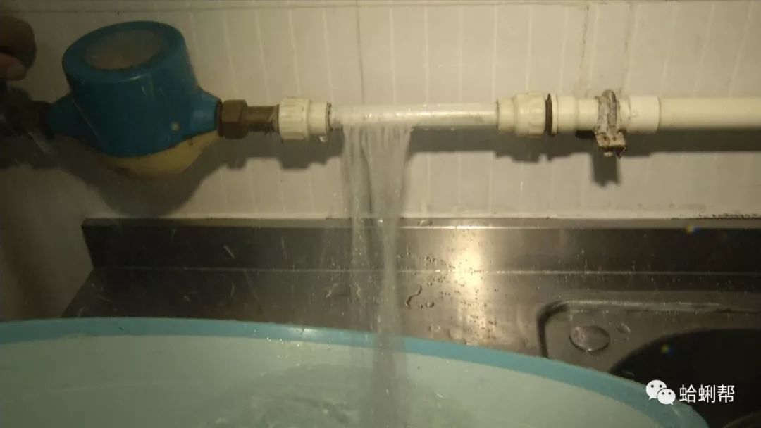 水管爆裂殃及楼下邻居,表后管自来水公司安装,谁该为损失买单?