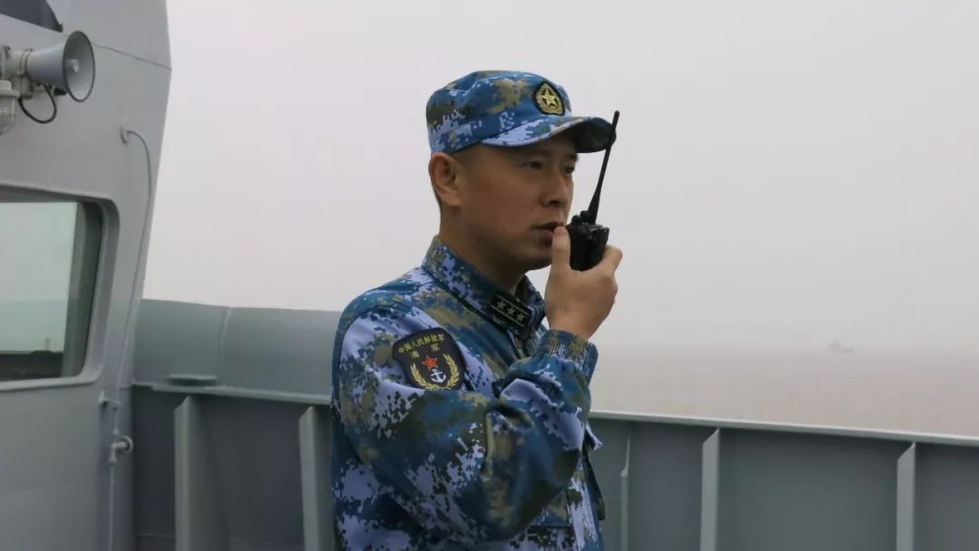 一次,高邮湖舰临危受命,为某海域4艘4型舰船实施航行补给的任务.