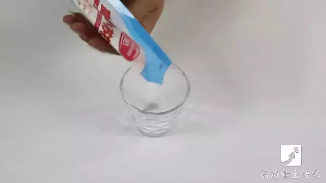 花露水滴在小苏打里,效果太神奇了!