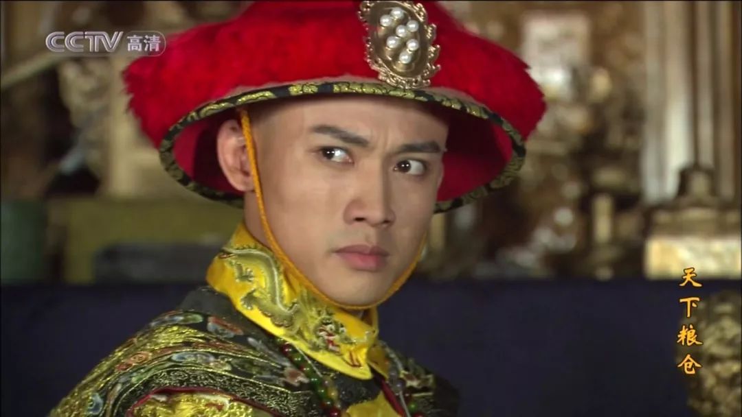 单单乾隆,他早在16年前的《天下粮仓》中饰演过,当时的他尽管有些稚嫩