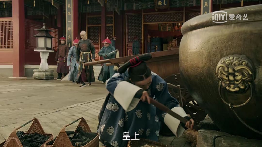 当时她是因为不愿意嫁给十四阿哥,而被皇帝贬入辛者库的浣衣局