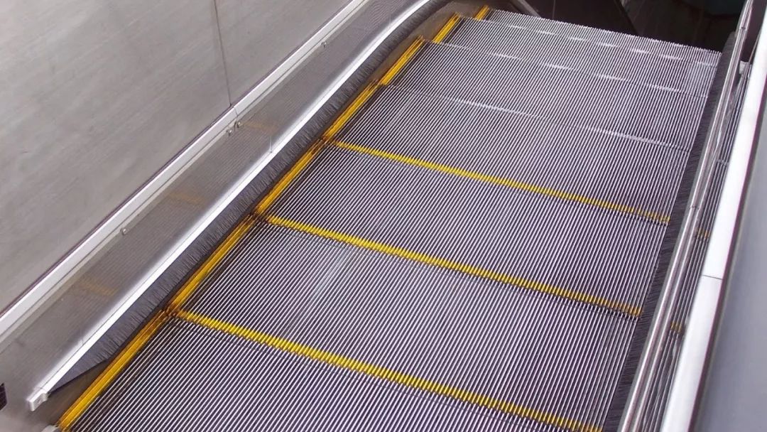 自动扶梯两侧的刷毛到底有什么用?能回答的请举手