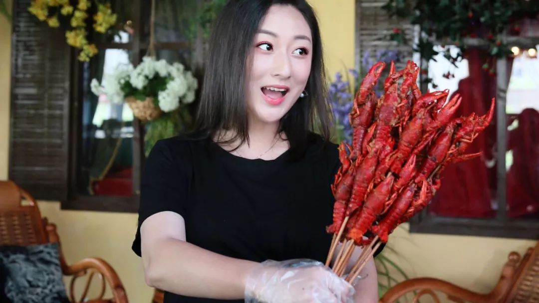 莉香和梦乔送出的小龙虾花束,竟然那么"甜"!