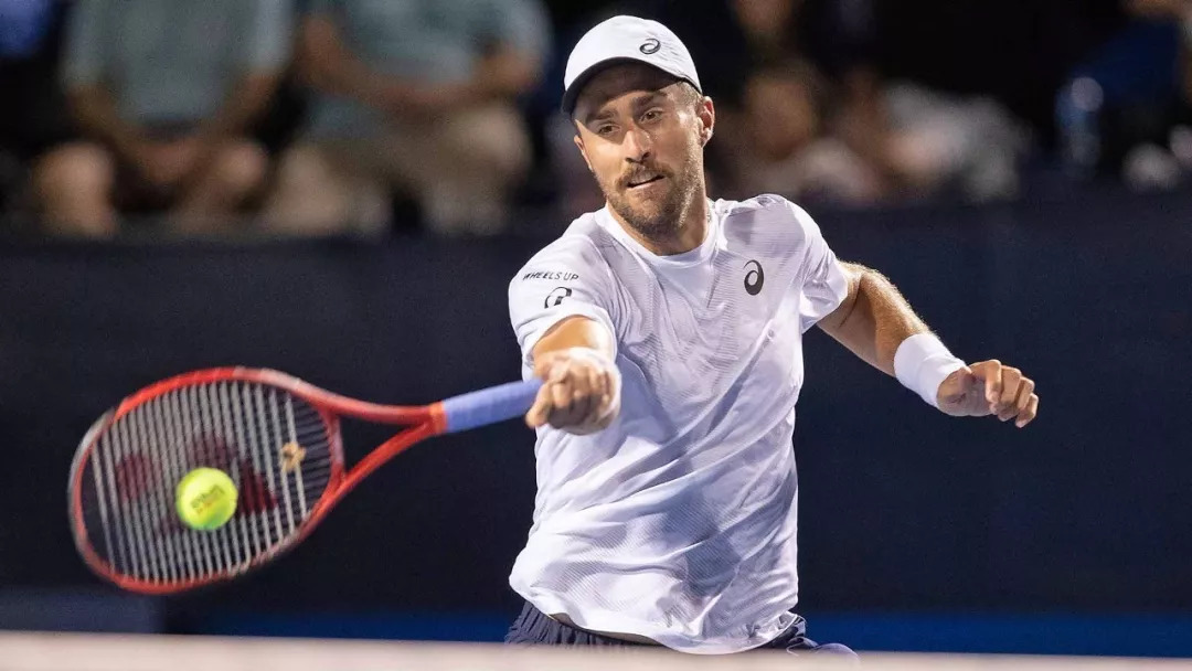 二盘,开局依旧是互相保发,3-3之后,约翰森在第7局错失局点,战至deuce