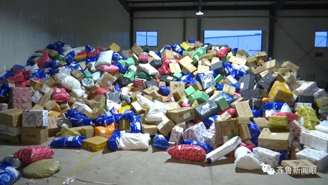 爱心汇聚:清晨五点 快递分拣中心一片忙碌 爱心仓库启用两天 收到10万