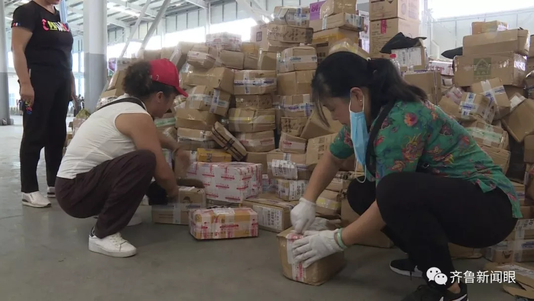爱心汇聚:清晨五点 快递分拣中心一片忙碌 爱心仓库