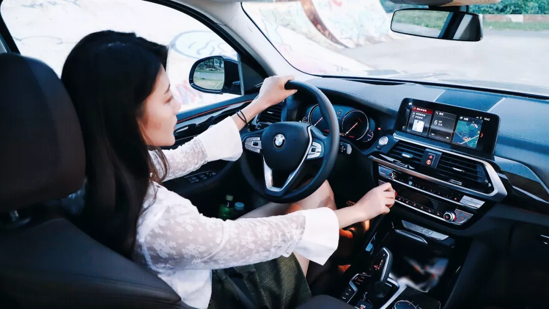 自从买了30多万的宝马suv,隔壁开奔驰的美女都想换车