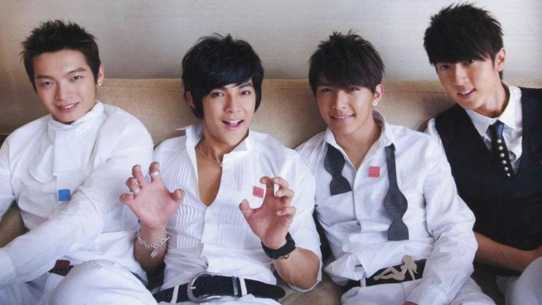 当年的"飞轮海"天团红极一时,汪东城和炎亚纶也是被打造成了荧幕cp,走