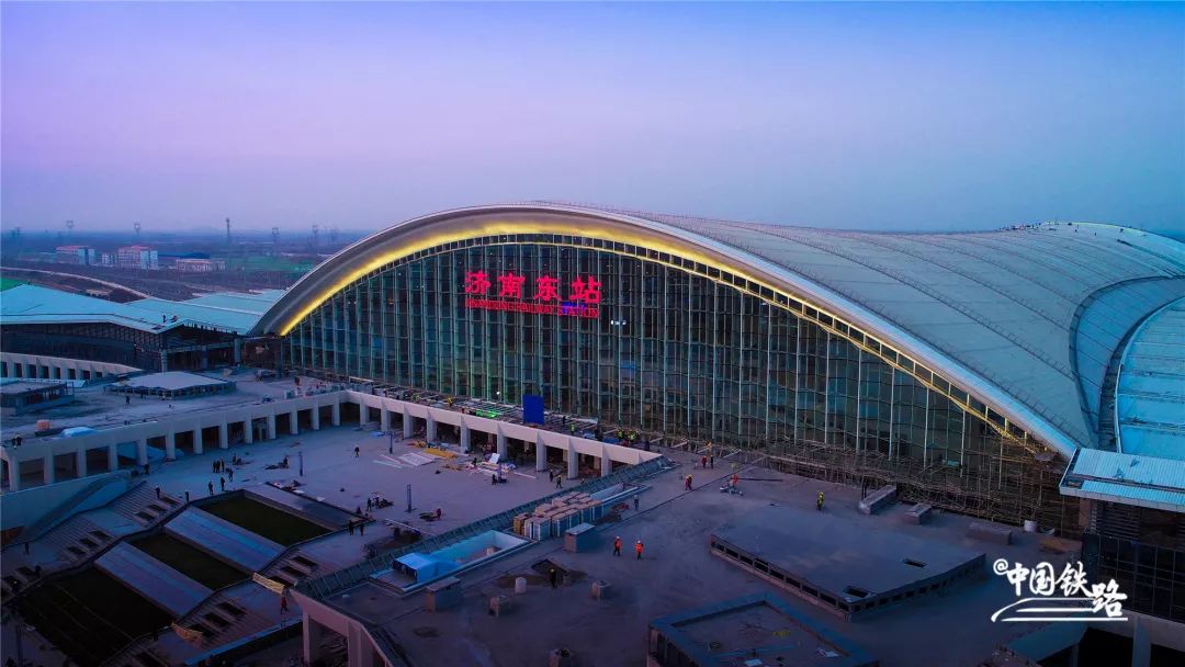 济青高铁西起济南东站,东至青岛市红岛站,线路全长307.