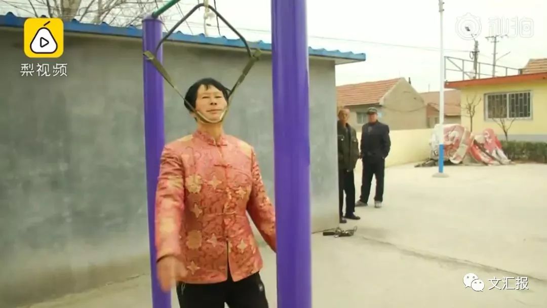 硬核健身！68岁大妈“上吊式”锻炼，大爷墙角瑟瑟发抖|健身|大爷|大姨_新浪新闻