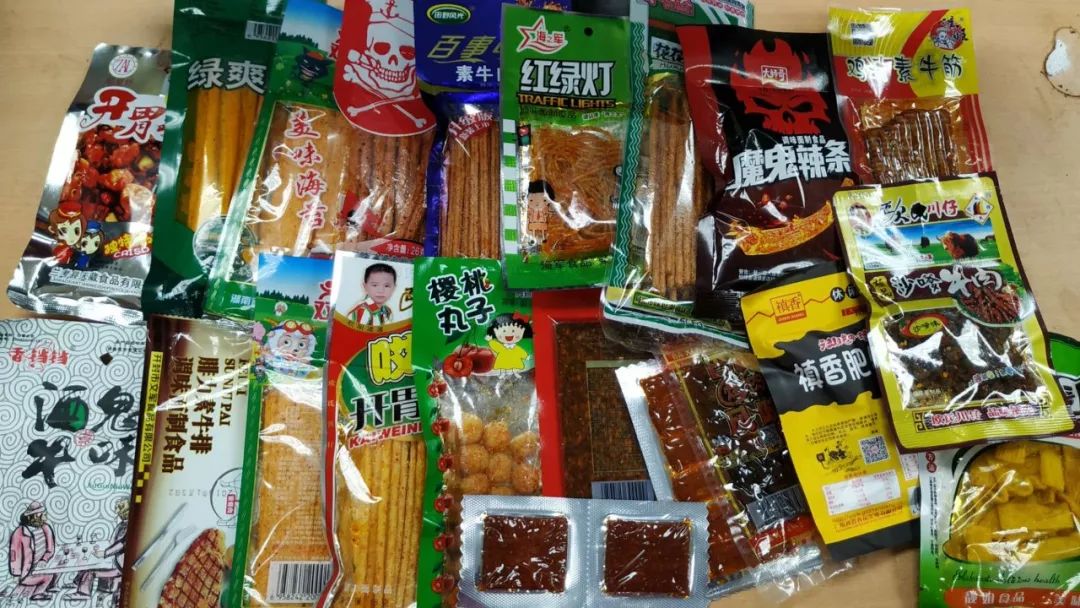 315曝光之后南宁多所小学周边辣条依旧卖得火热多家店老板还称930新闻