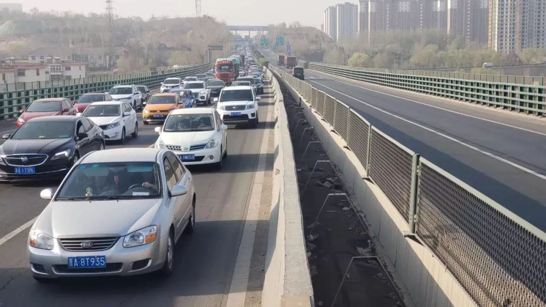通过太原市内道路和国省道绕开拥堵路段后再驶入高速行驶!