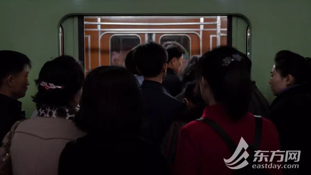 朝鲜小崔:朝鲜人魔幻的一天:地铁上打泡泡龙 全国都是996