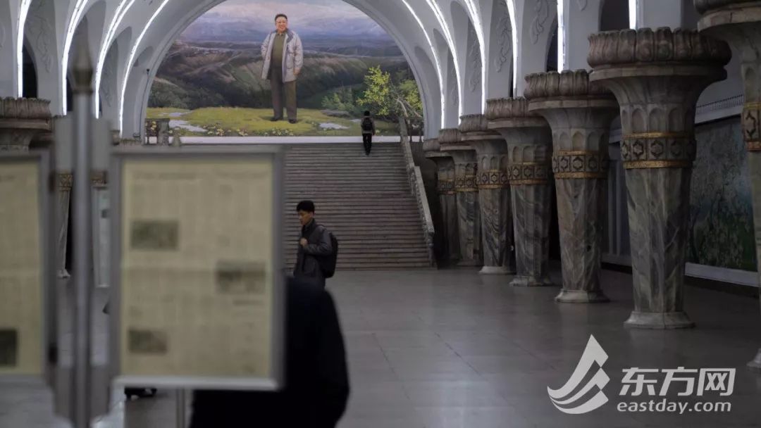 朝鲜小崔:朝鲜人魔幻的一天:地铁上打泡泡龙 全国都是996