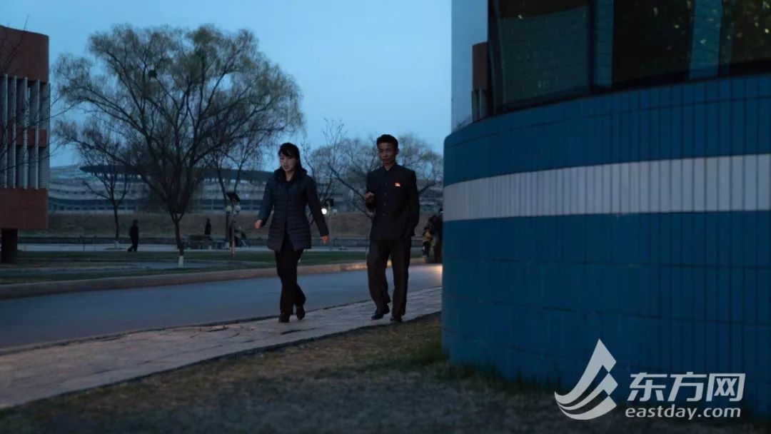 朝鲜小崔:朝鲜人魔幻的一天:地铁上打泡泡龙 全国都是996