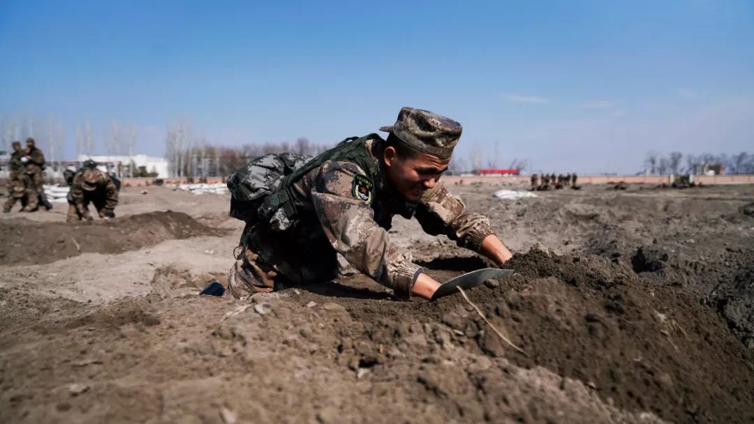 聚焦 | 工兵锹变身军营利刃,兵哥教你独家掩体构筑术……|掩体|工兵锹|军营_新浪新闻