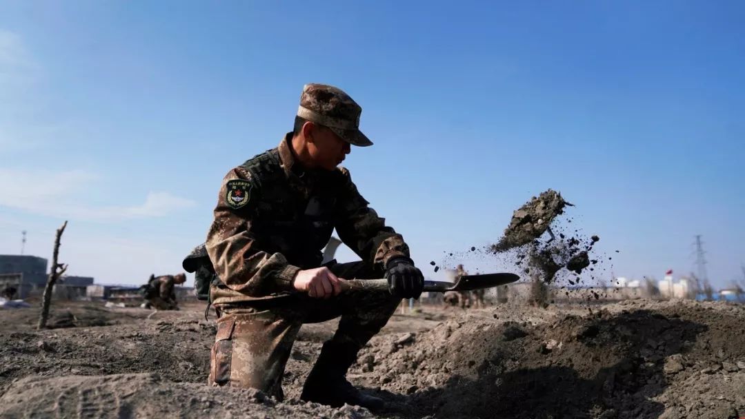 聚焦 | 工兵锹变身军营利刃,兵哥教你独家掩体构筑术……|掩体|工兵锹|军营_新浪新闻