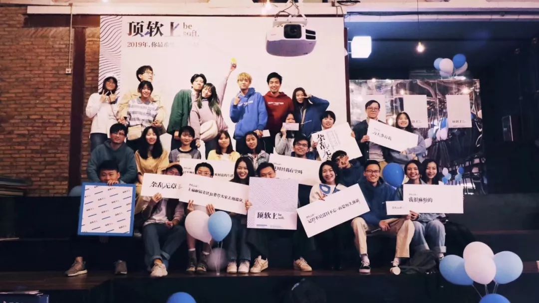 杂乱无章张荆棘两年前发不出工资两年后读者300万浑水独家