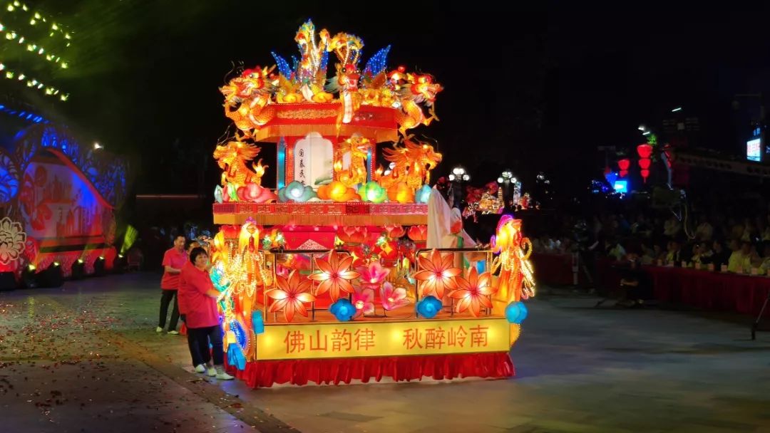 流光溢彩秋醉岭南昨晚佛山万人空巷看秋色