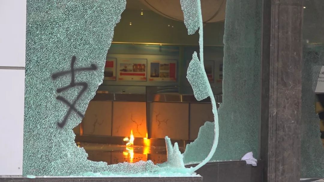 11月2日下午，位于香港的新华社亚太总分社办公大楼遭暴徒打砸破坏。新华社发
