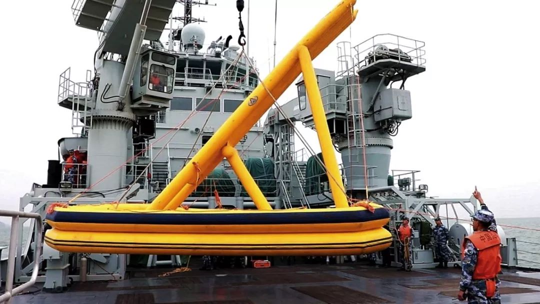 救生滑道建立救生通道…… 在本次训练中, 北拖739船采用多型新装备