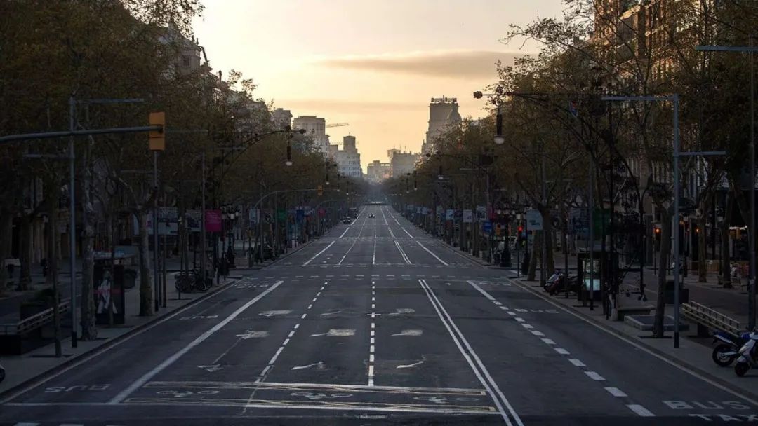 15日，西班牙巴塞罗那大街上空空荡荡