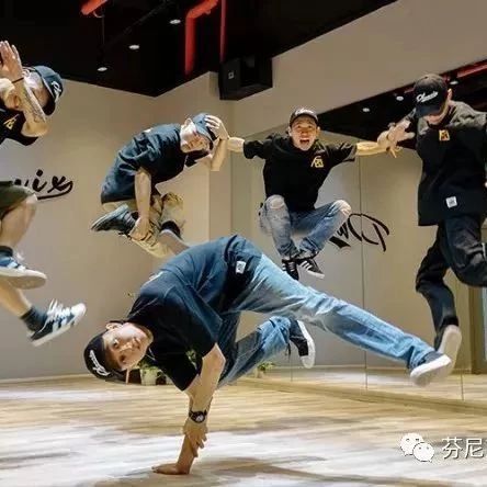 这就是街舞:六强进入决赛,一起跳抖音豆芽舞,嗨