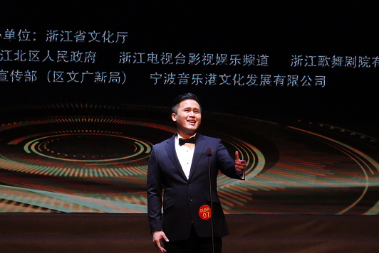 歌手大赛民族组决赛在宁波大剧院举行,我市青年男高音歌唱家王靖以9