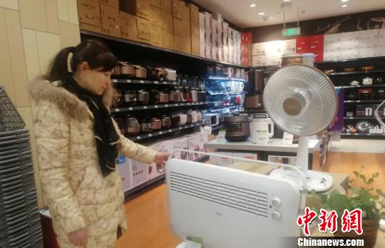 2月22日，南昌一民众在商城取暖设备专区选购烘干设备。　苏路程 摄