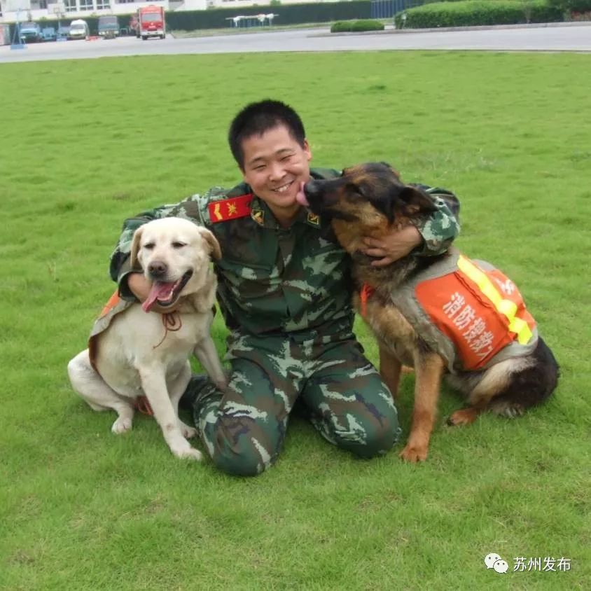 斯道(左)和佳佳(右)和训导员赵功明在一起