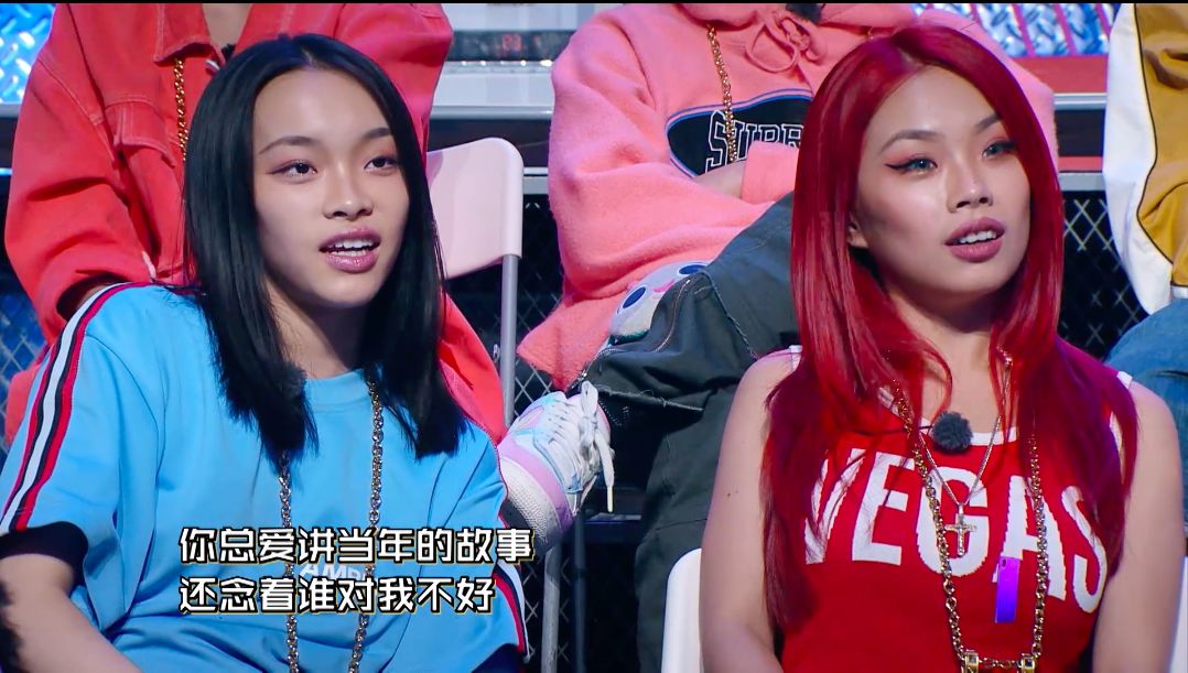 刘柏辛,万妮达(从左至右)刘柏辛是"60秒"环节第一个被叫上去的女生,总