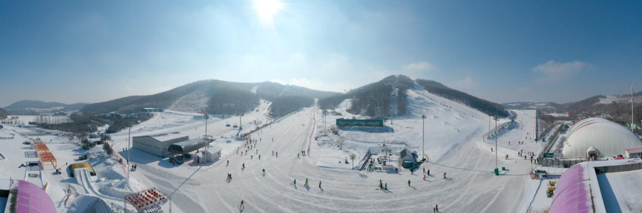 跨界冰雪旅游产业世茂莲花山滑雪场喜迎世界顶级赛事
