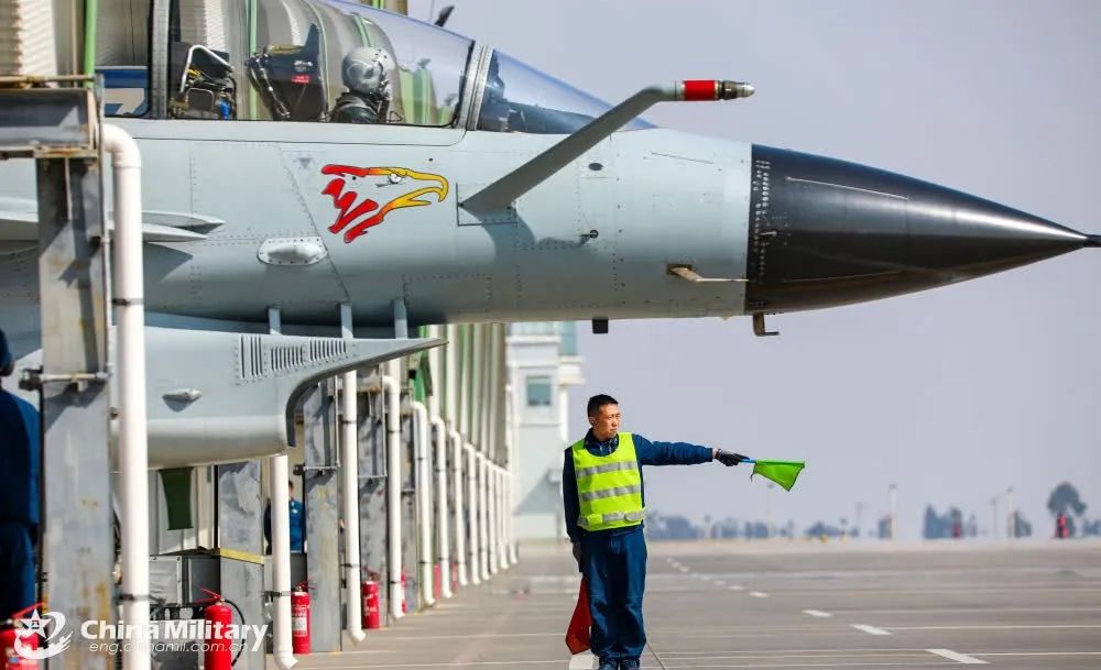 歼10战机加油管粗大无比像一个大烟斗为啥不搞成伸缩式的