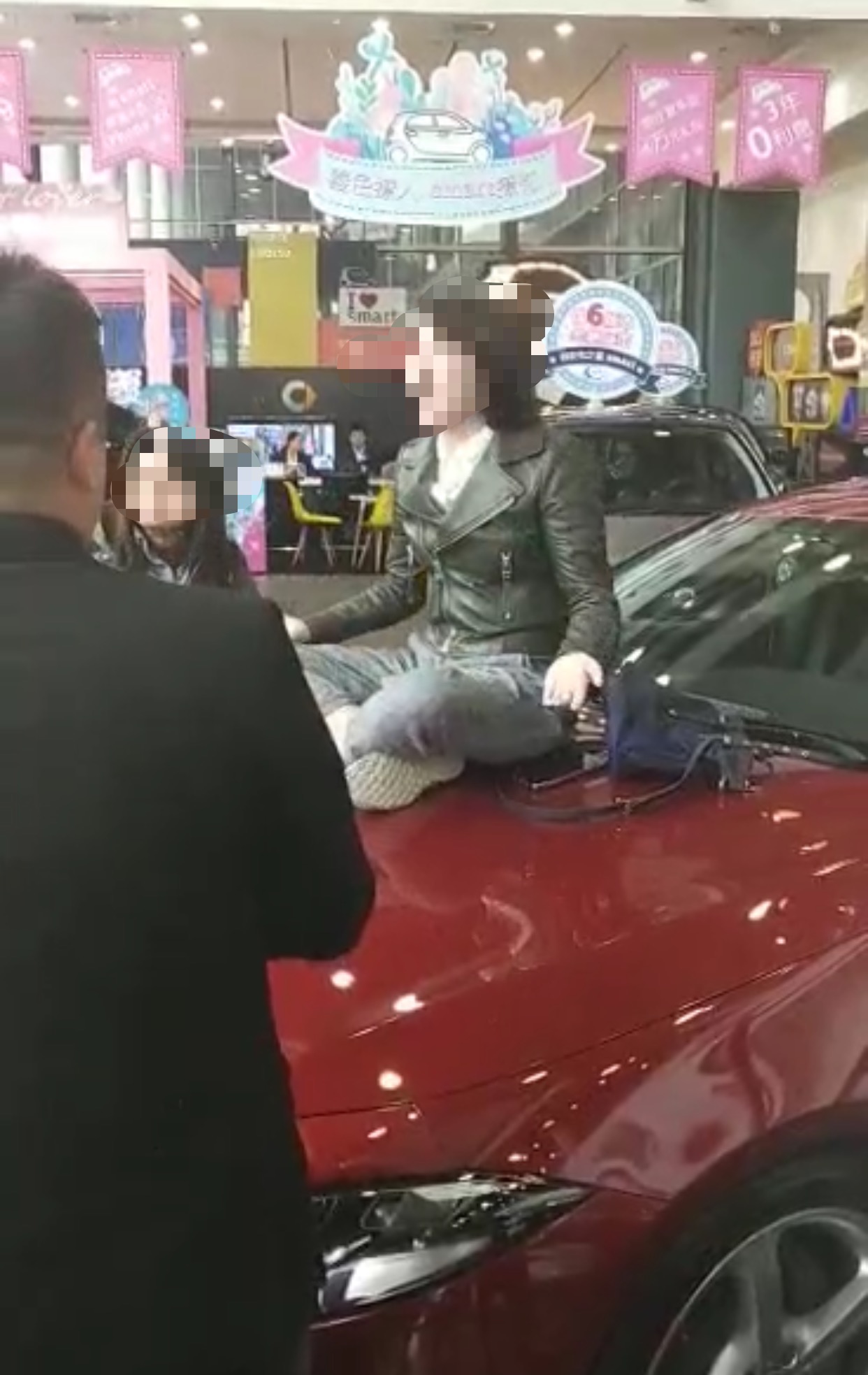 　女子坐在车上哭诉买车遭遇。视频截图