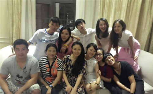 陈坤晒北电同学会合影,网友:一眼看到靳东老婆