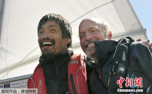 图为日本失明水手岩本光弘（左）和美国籍领航员史密斯。