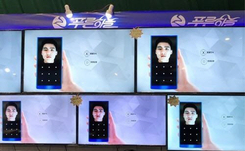 第15次朝鲜平壤国际商品展览会上公开的智能手机“蓝天”（塔斯社）