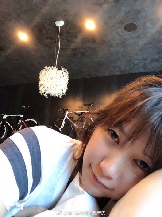 徐静蕾健身自拍秀双下巴表情搞怪 晒美食画作