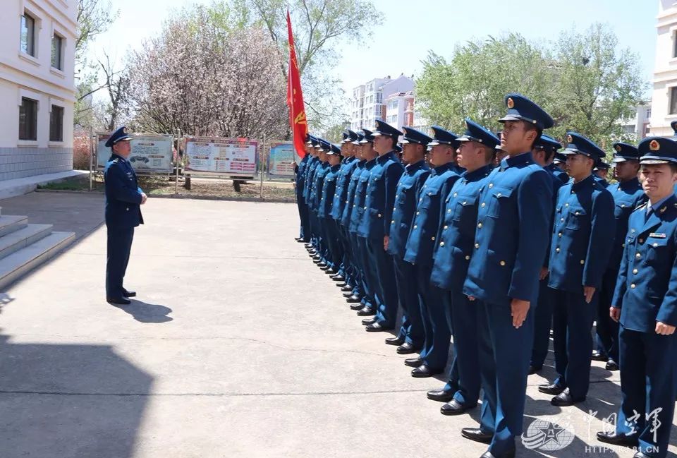 走进这个纪念馆这群空军直招士官的心灵受到了深深震撼