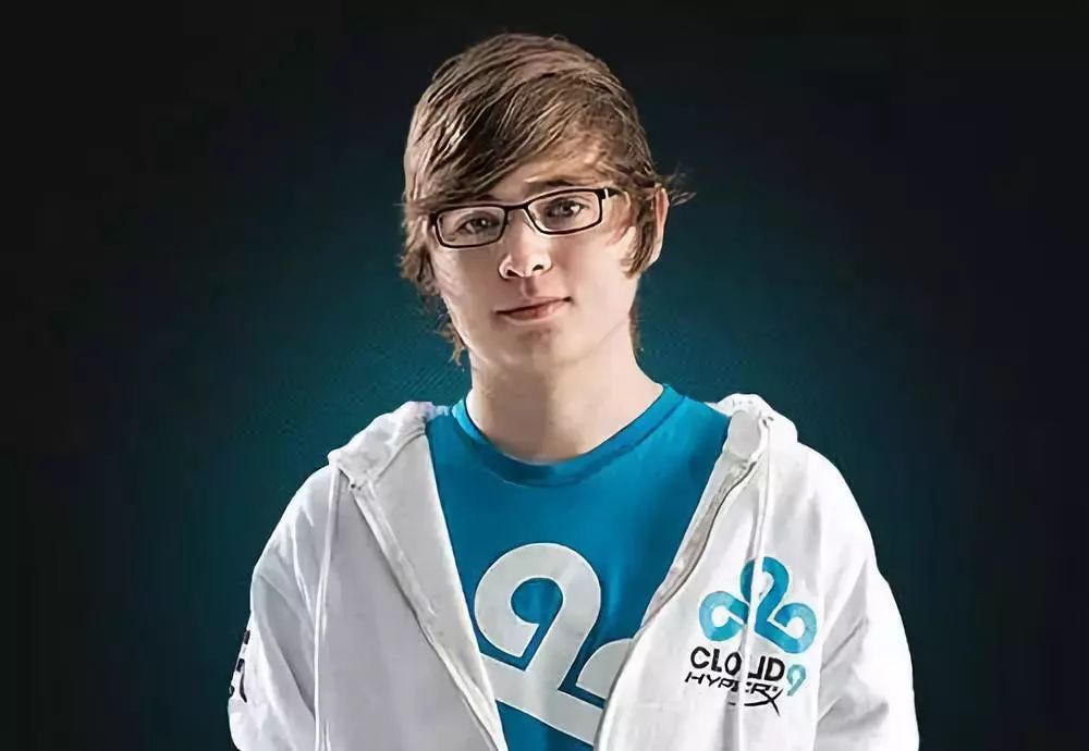 北美adc选手sneaky在接触女装之前,本来是一个好好的蓝孩子(ω).