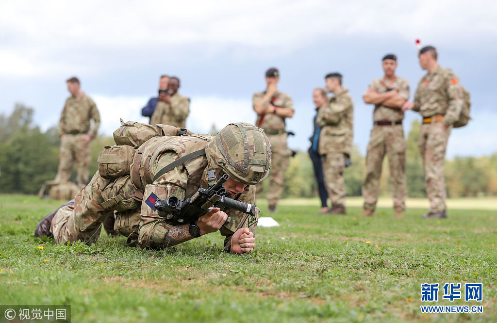 英国士兵在体能训练学校参加体能测试组图