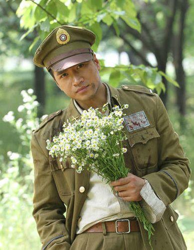 《赤胆英雄》是经典电影《小花》的"电视剧版",剧中沿用电影《小花》