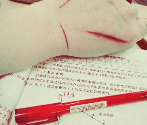 大学生在手上画"伤口",实在太逼真,差点以为她自残了