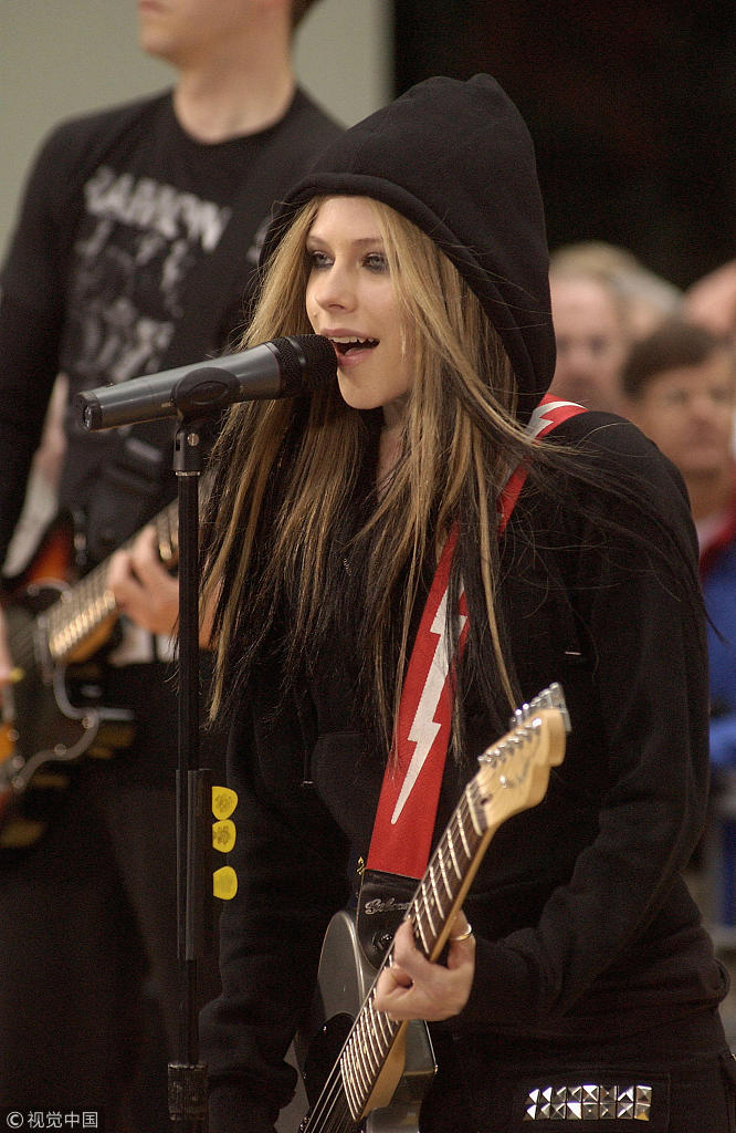 艾薇儿病愈复出首次回应病故用替身谣言