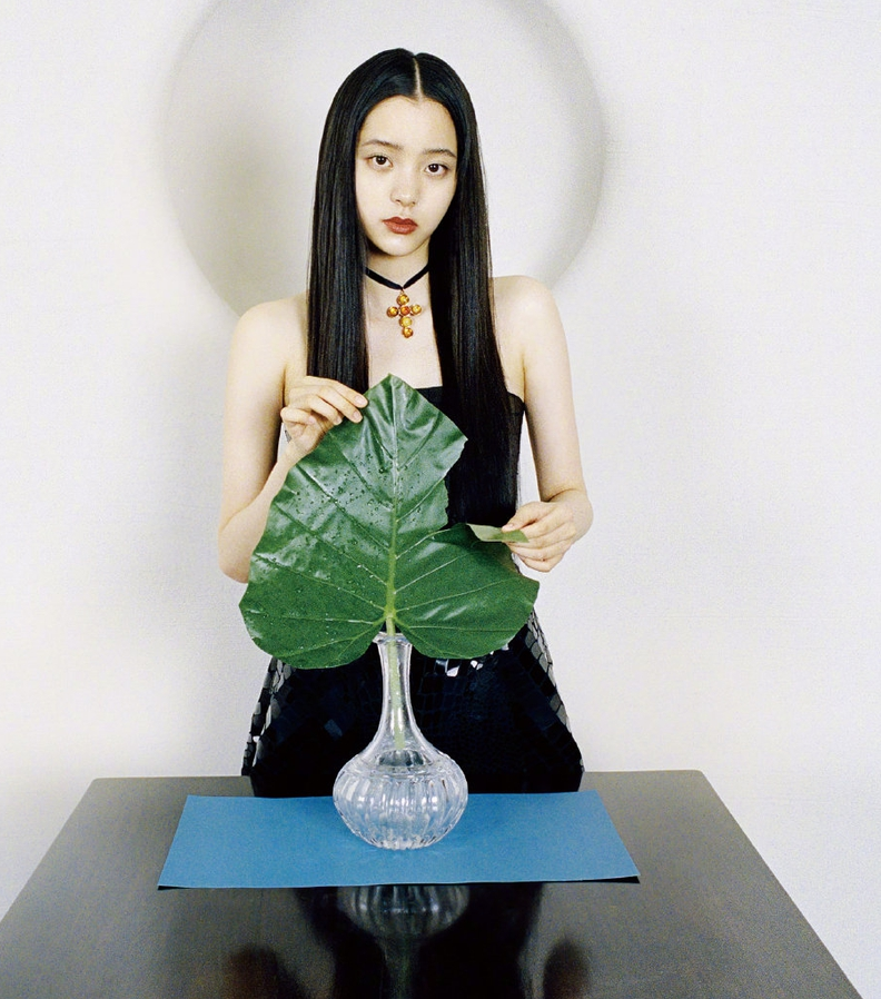 欧阳娜娜黑长直中分造型登封面风格多样苍蝇腿睫毛吸睛