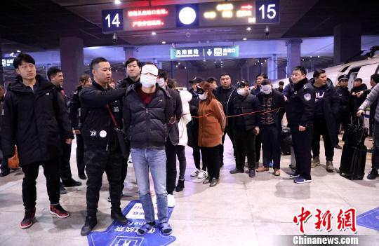 盗取QQ号冒充当事人父亲骗买机票 7名嫌犯落网 7名犯罪嫌疑人已被天津铁路警方押解回天津。(天津铁路警方供图)