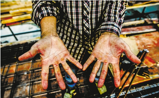 钢筋工钟丕川一天过手千根滚烫的钢筋