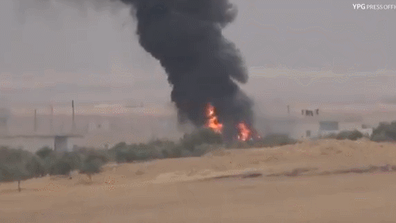 被“巴松管”击中后 土耳其豹2坦殉爆后燃烧 图源：YPG官方账号