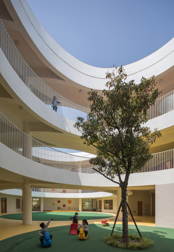 厦门孩子们在明亮流畅的中庭内肆意地奔跑新南幼儿园