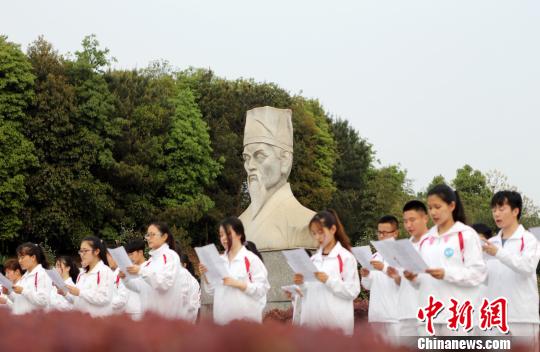 江西湾里千名中医药学子齐诵盛世清明颂图